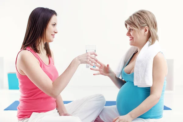 Exercícios de mulher grávida — Fotografia de Stock