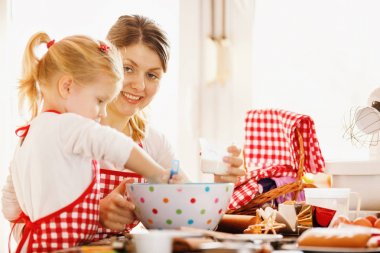 Kalite aile zaman harcama. Kek pişirme. 