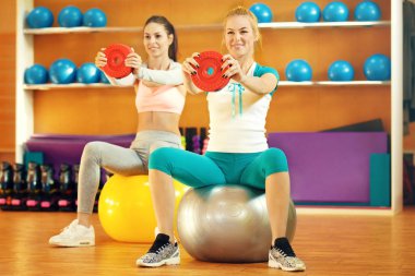 güzel bir genç kadın spor salonunda egzersiz