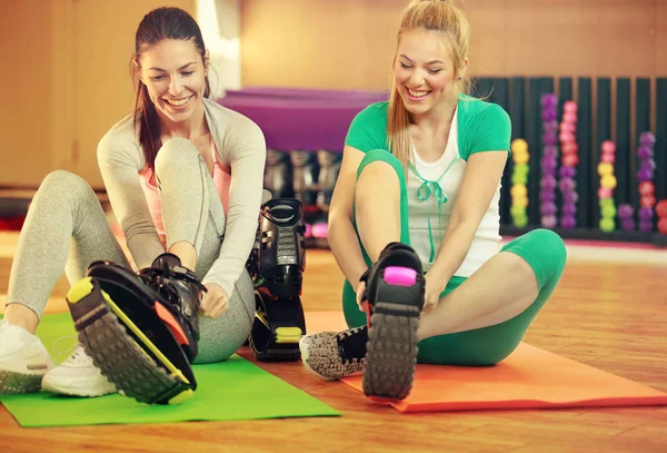 Mooie jonge vrouw uitoefenen in de sportschool — Stockfoto