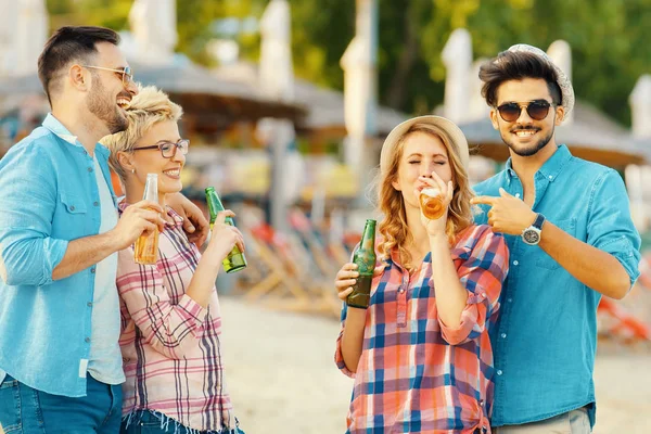 Grupo de amigos se divertindo na praia — Fotografia de Stock