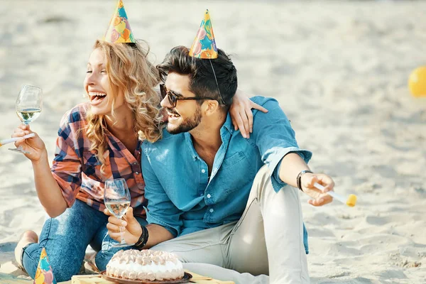 Liefde paar verjaardag op th strand — Stockfoto