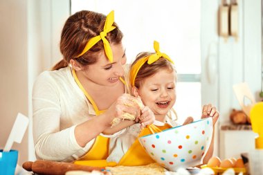 Kalite aile zaman harcama. Kek pişirme. 