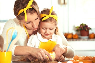 Kalite aile zaman harcama. Kek pişirme. 