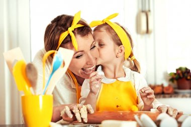 Kalite aile zaman harcama. Kek pişirme. 