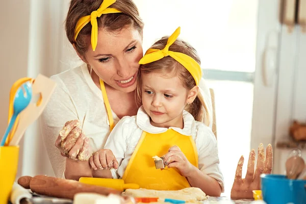 Kalite aile zaman harcama. Kek pişirme. 