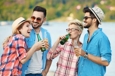 Bir grup arkadaş sahilde eğleniyor.