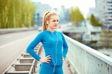 Sarışın kadın koşu