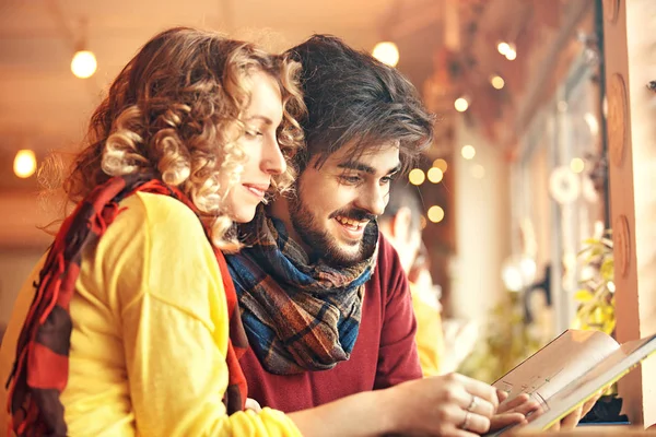 Jeune couple au restaurant — Photo