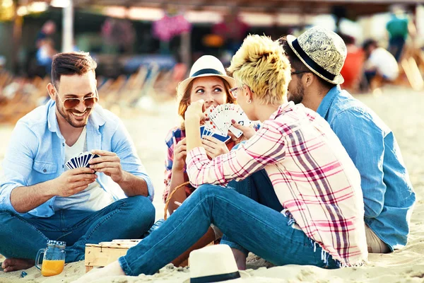 Grupo de amigos se divertindo na praia — Fotografia de Stock