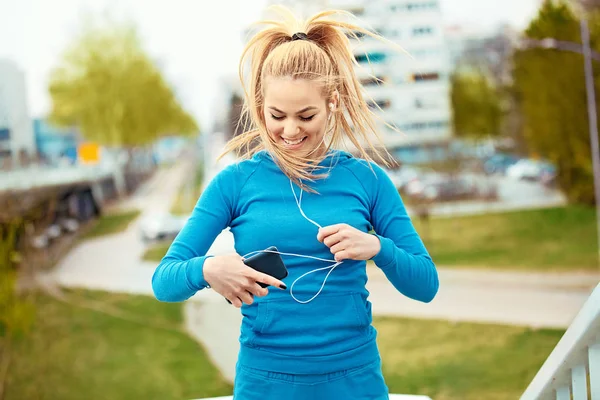 Sarışın kadın koşu