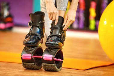 güzel bir genç kadın spor salonunda egzersiz