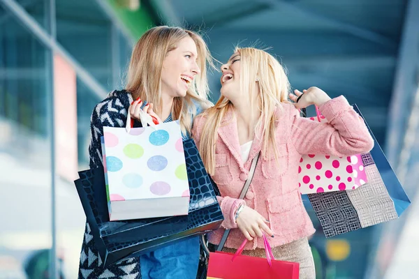 Lányok élvezik, vásárlás — Stock Fotó