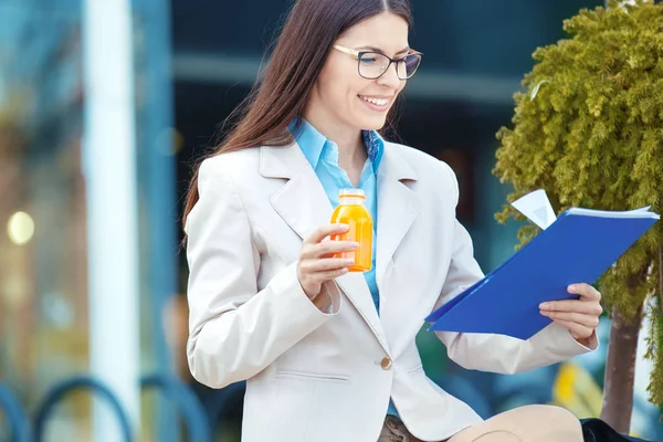 Joven mujer de negocios al aire libre — Foto de Stock