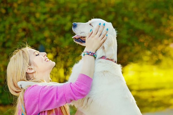 Frau genießt Park mit Hund — Stockfoto