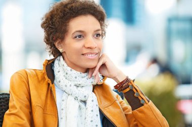 Cafe oturan güzel kadın portresi