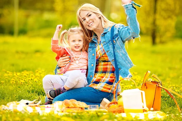 Mamma och dotter njuter picknick i parken — Stockfoto