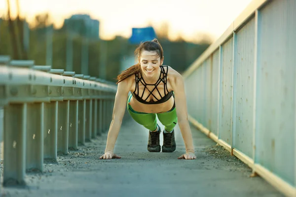 Jovem mulher exercitando — Fotografia de Stock