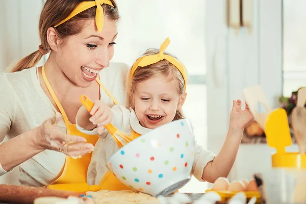 Kwaliteit familie tijd doorbrengen. Taarten bakken. — Stockfoto