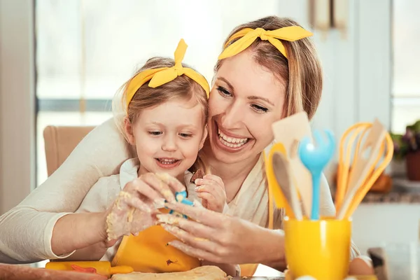 Kwaliteit familie tijd doorbrengen. Taarten bakken. — Stockfoto