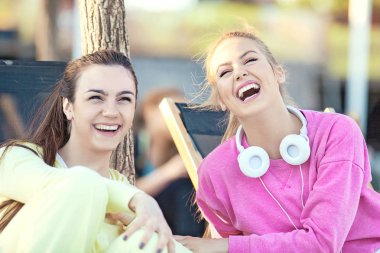 genç kadın çalıştırdıktan sonra rahatlatıcı 