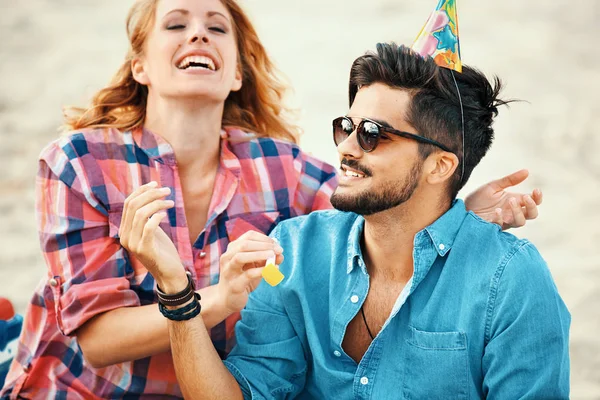 Casal feliz comemorando aniversário — Fotografia de Stock