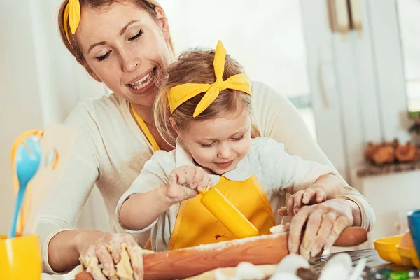 Kwaliteit familie tijd doorbrengen. Taarten bakken. — Stockfoto