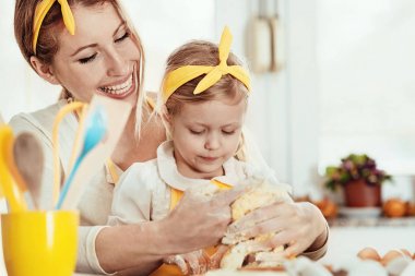 Kalite aile zaman harcama. Kek pişirme. 