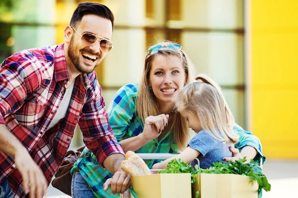 Lycklig familj i stormarknad — Stockfoto