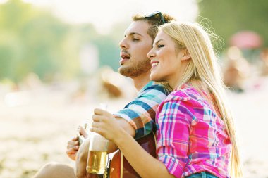 Mutlu çift sahilde eğleniyor. Eğlenceli, yaz, aşk kavramı.