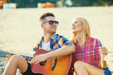 Mutlu çift sahilde eğleniyor. Eğlenceli, yaz, aşk kavramı.