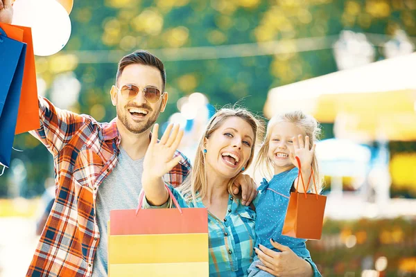 Família feliz em compras — Fotografia de Stock