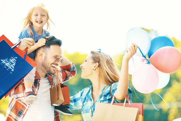 Lycklig familj i Shopping — Stockfoto