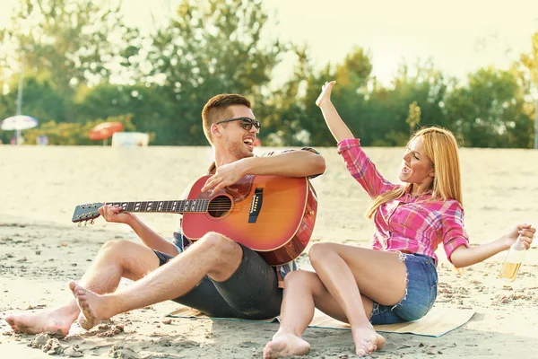 Casal feliz se divertindo na praia. Divertimento, verão, conceito de amor . — Fotografia de Stock