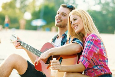 Mutlu çift sahilde eğleniyor. Eğlenceli, yaz, aşk kavramı.