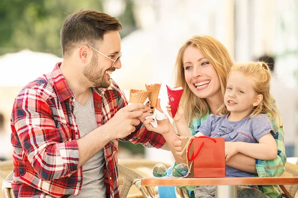 Eten van ijs en gelukkige familie — Stockfoto