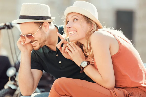 Pareja feliz montando una bicicleta — Foto de Stock