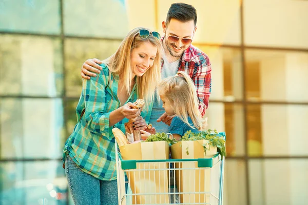 Lycklig familj i Shopping — Stockfoto