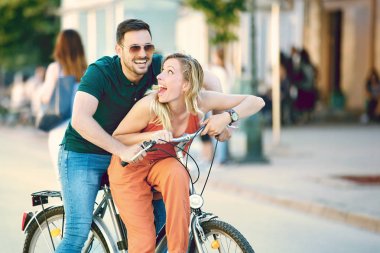 Mutlu çift bisiklet sürmek