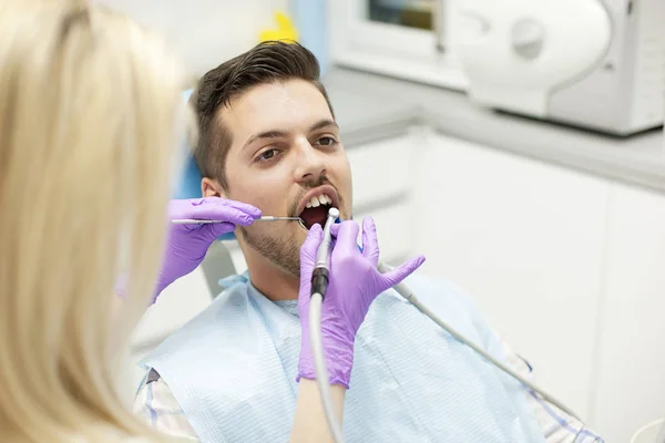 Jovem no dentista — Fotografia de Stock