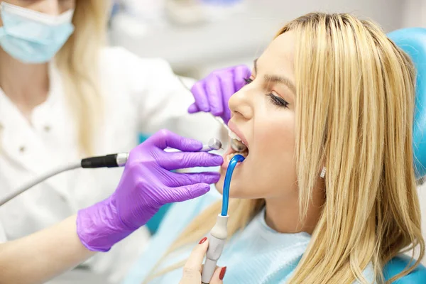 Młoda kobieta u dentysty — Zdjęcie stockowe