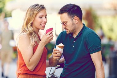 Mutlu çift bisiklet sürmek