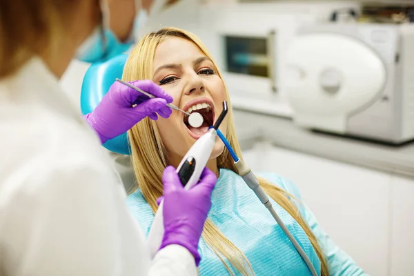 Młoda kobieta u dentysty — Zdjęcie stockowe