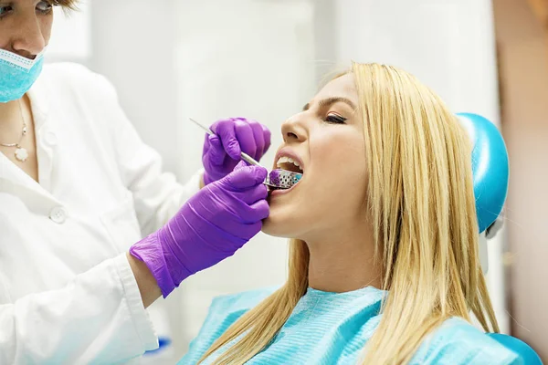 Mujer joven en el dentista —  Fotos de Stock