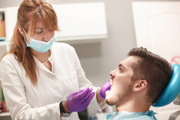 Joven en el dentista —  Fotos de Stock