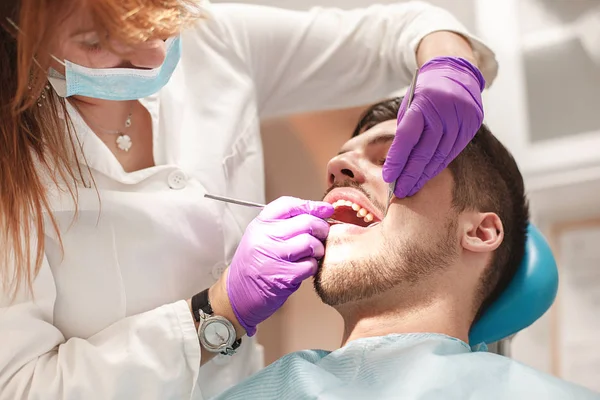 Joven en el dentista —  Fotos de Stock