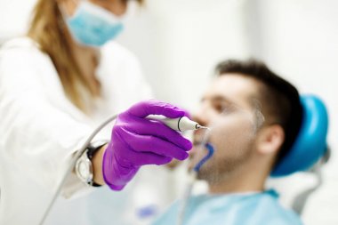 diş hekimi adlı genç bir kadın