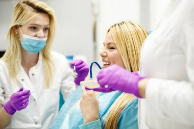 diş hekimi adlı genç bir kadın