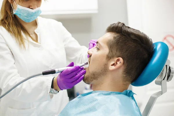 Mujer joven en el dentista — Foto de Stock