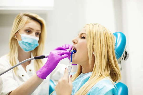 Mujer joven en el dentista —  Fotos de Stock